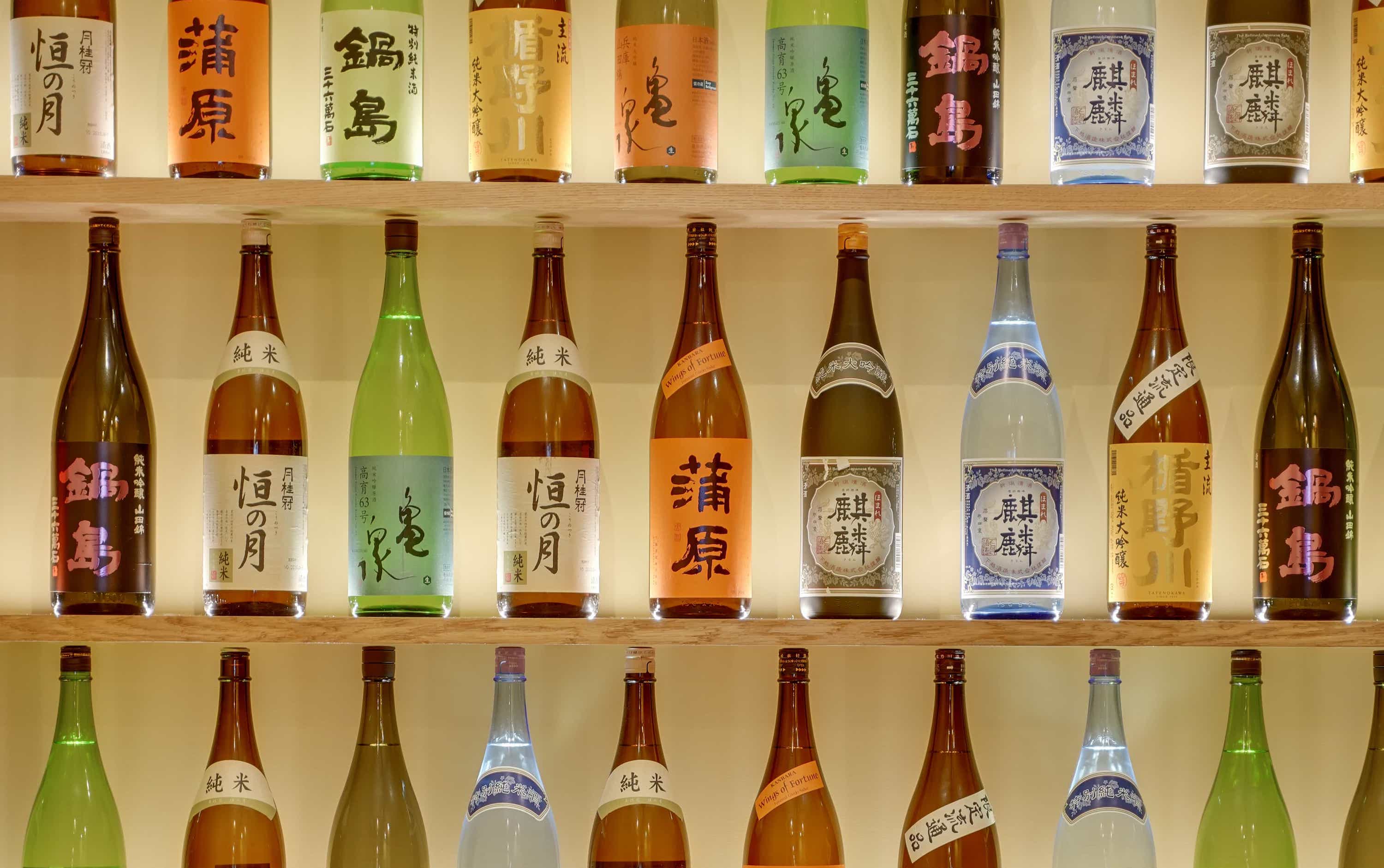 Mur de bouteilleS de saké hara kiri ramen paris